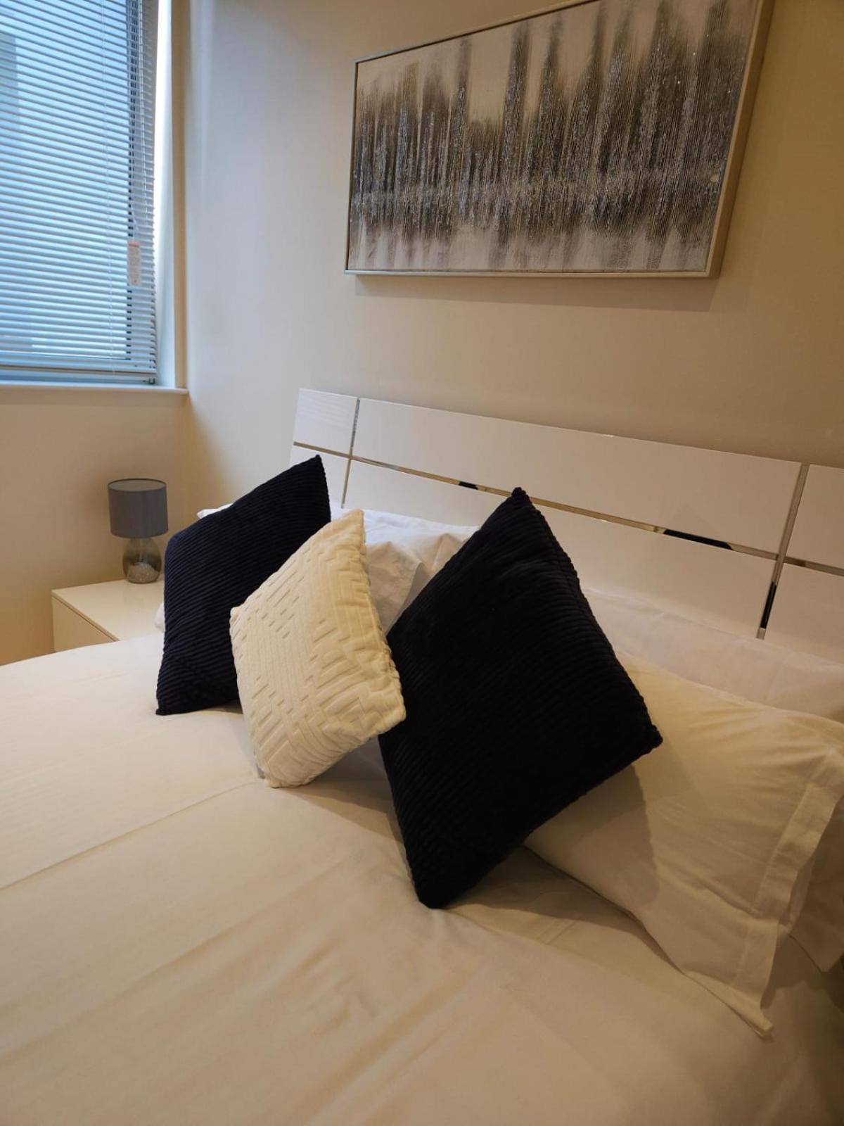 Comfy Spacious Apartment In Canary Wharf Лондон Екстериор снимка